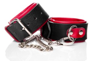 WHIPS kajdanki erotyczne skórzane regulowane – łańcuszek 25 cm, szer. 4 cm - 4