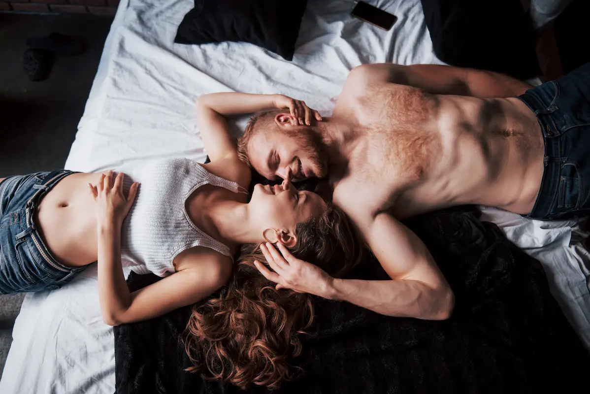 Friends with Benefits (FWB) – czym jest związek FWB, na czym polega relacja fwb i jakie są zalety i wady takiej relacji?